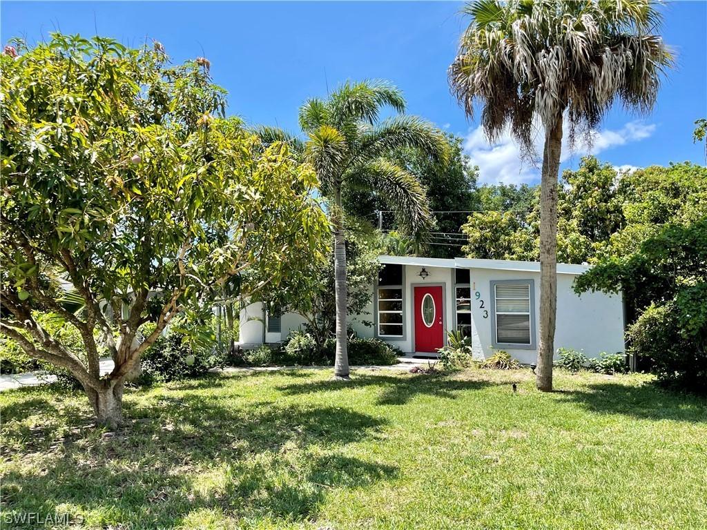 1923 Harbor Ln., Naples, FL 34104