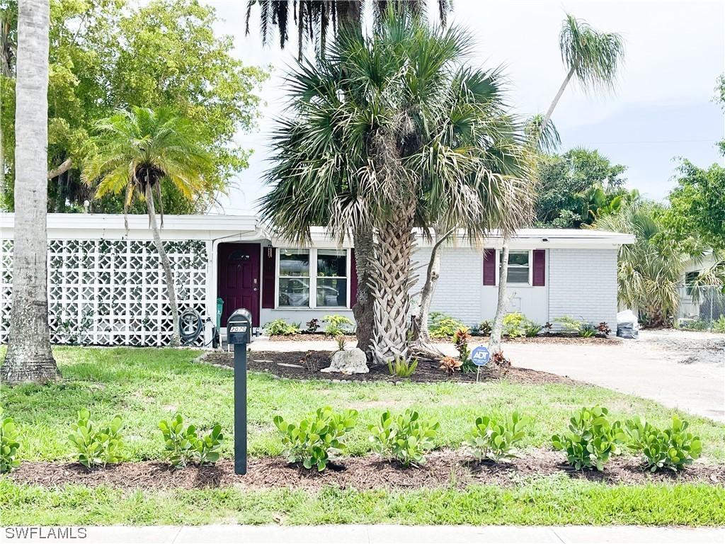 2070 Holiday Ln., Naples, FL 34104