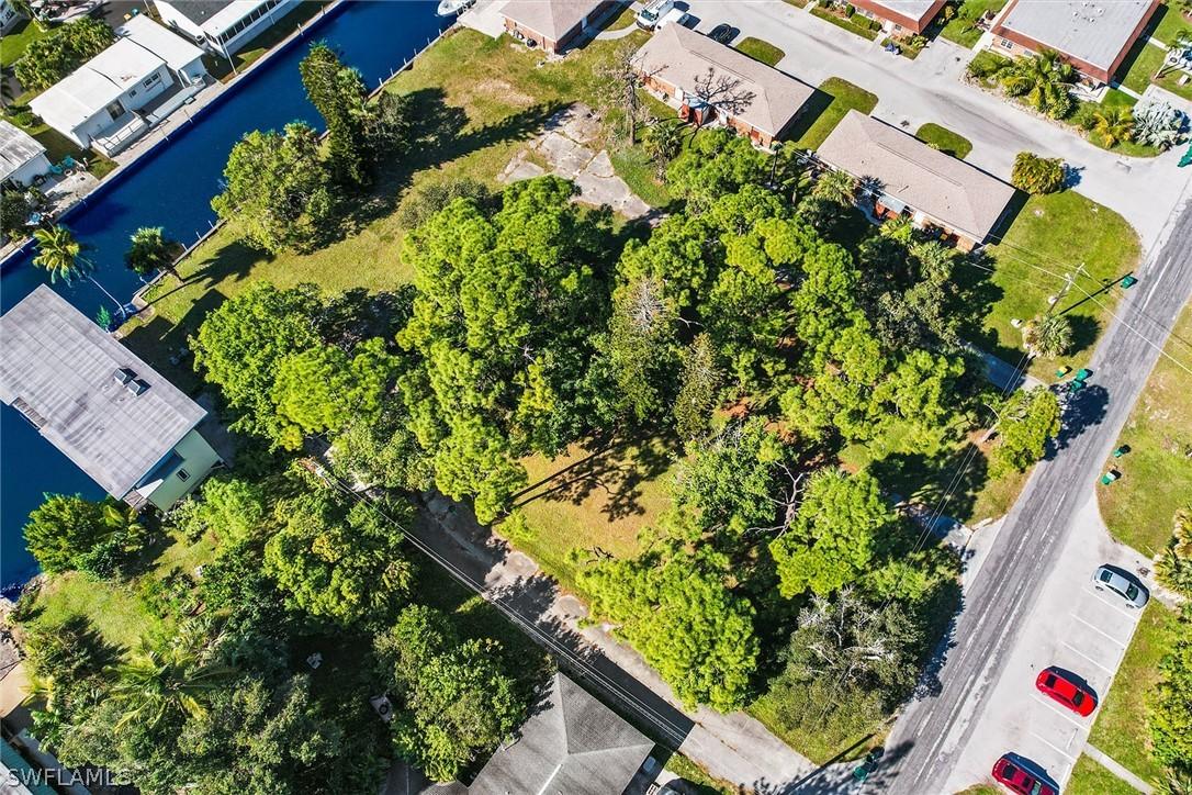 2766 Arbutus St., Naples, FL 34112