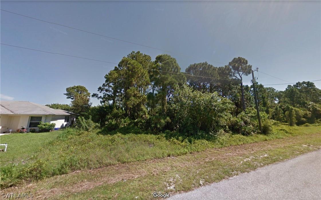 867/869 Apartment St., Lehigh Acres, FL 33974