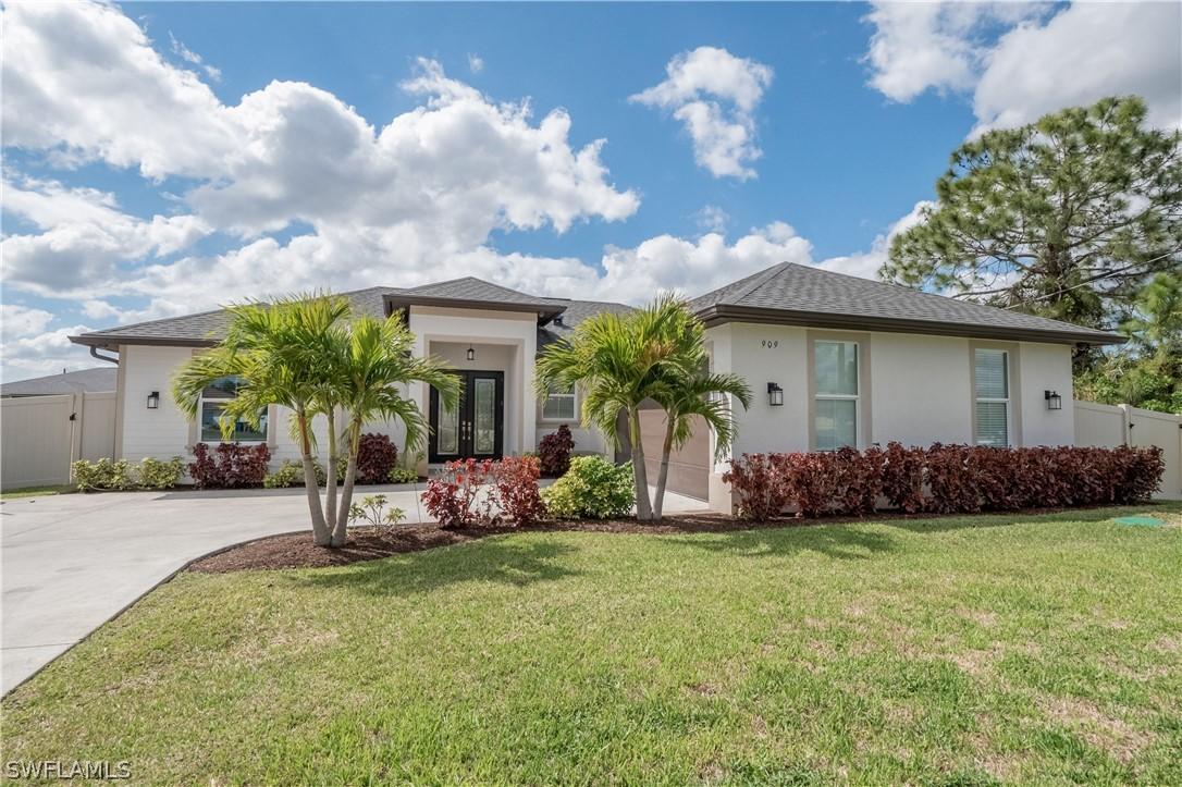 909 Acroft Ave., Lehigh Acres, FL 33971
