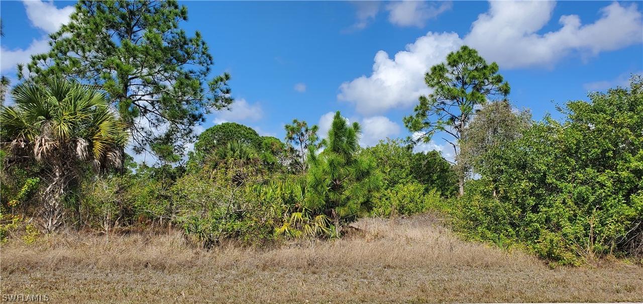 562 Redwood Ave., Lehigh Acres, FL 33974