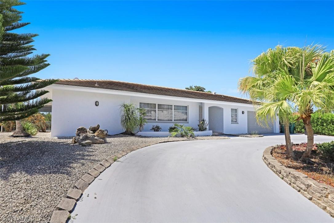 288 Grapewood Ct., Marco Island, FL 34145