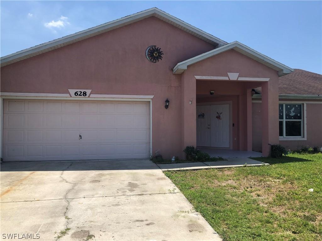 628 Kingsbury St., Lehigh Acres, FL 33974