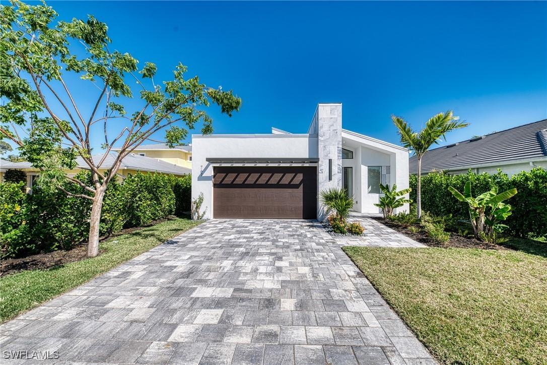 767 98th Ave., Naples, FL 34108