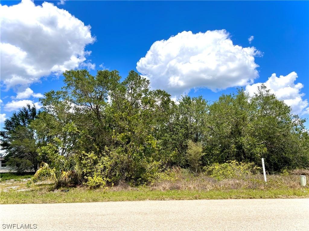 449 Redwing St., Lehigh Acres, FL 33974