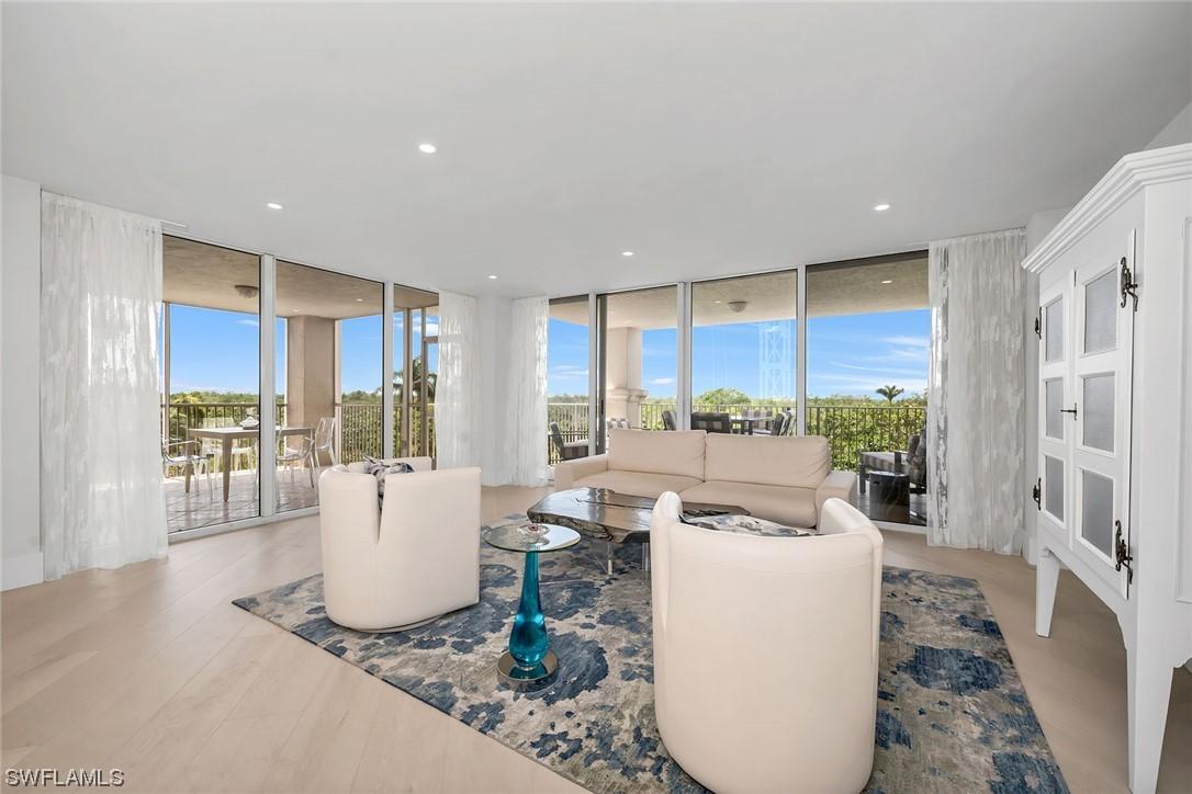 6597 Nicholas Blvd. #401, Naples, FL 34108