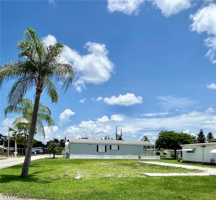 763 Knotty Pine Cir., North Fort Myers, FL 33917