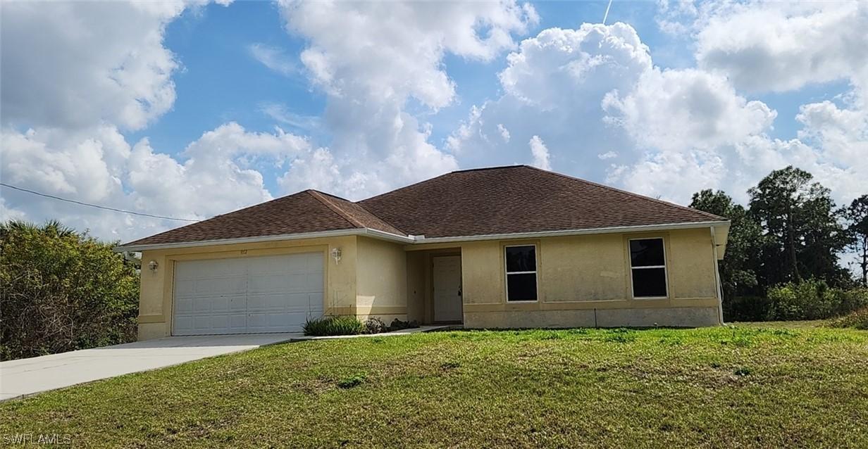 952 Lakeside Dr., Lehigh Acres, FL 33974