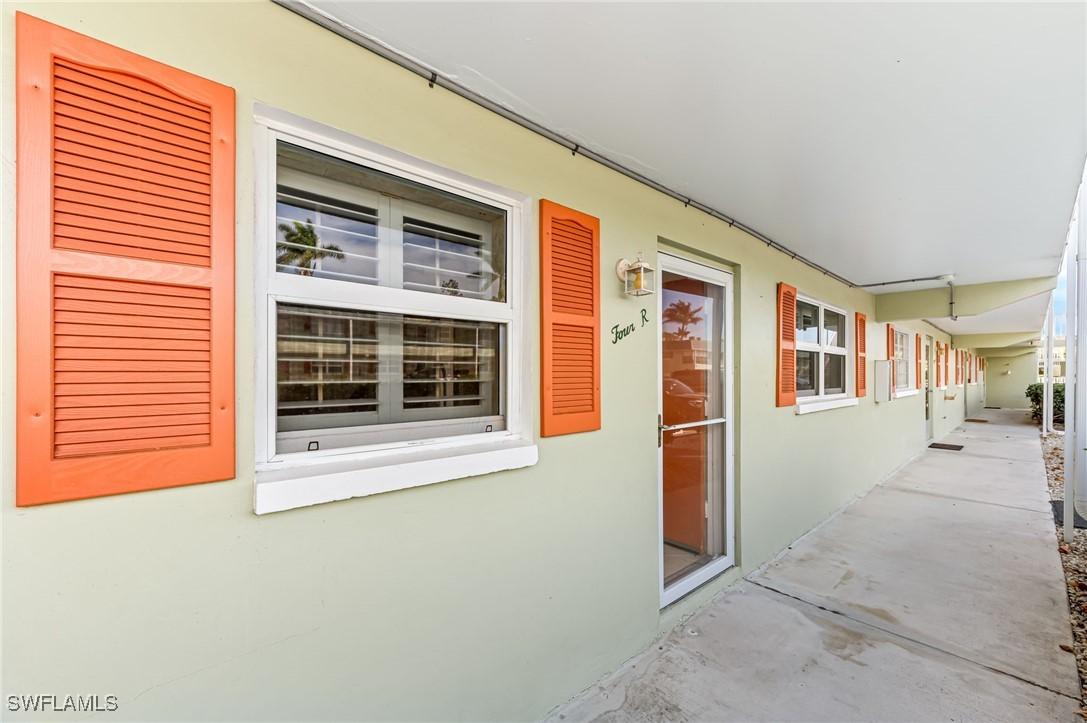 200 Valley Stream Dr. #C4, Naples, FL 34113