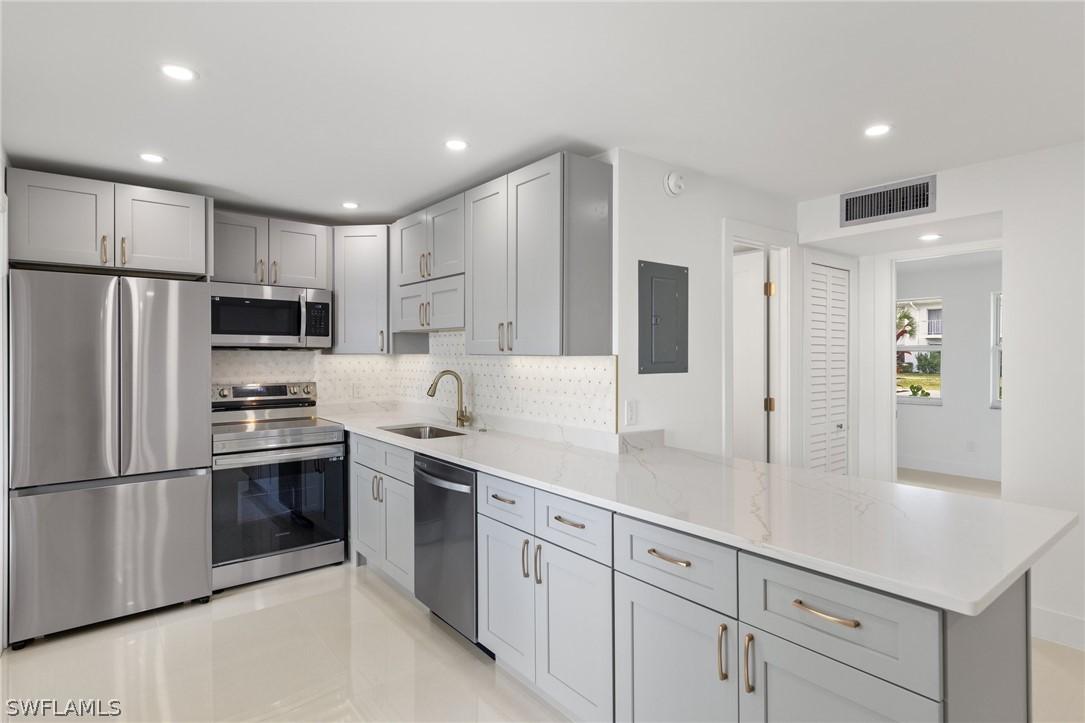 635 12th Ave., Naples, FL 34102