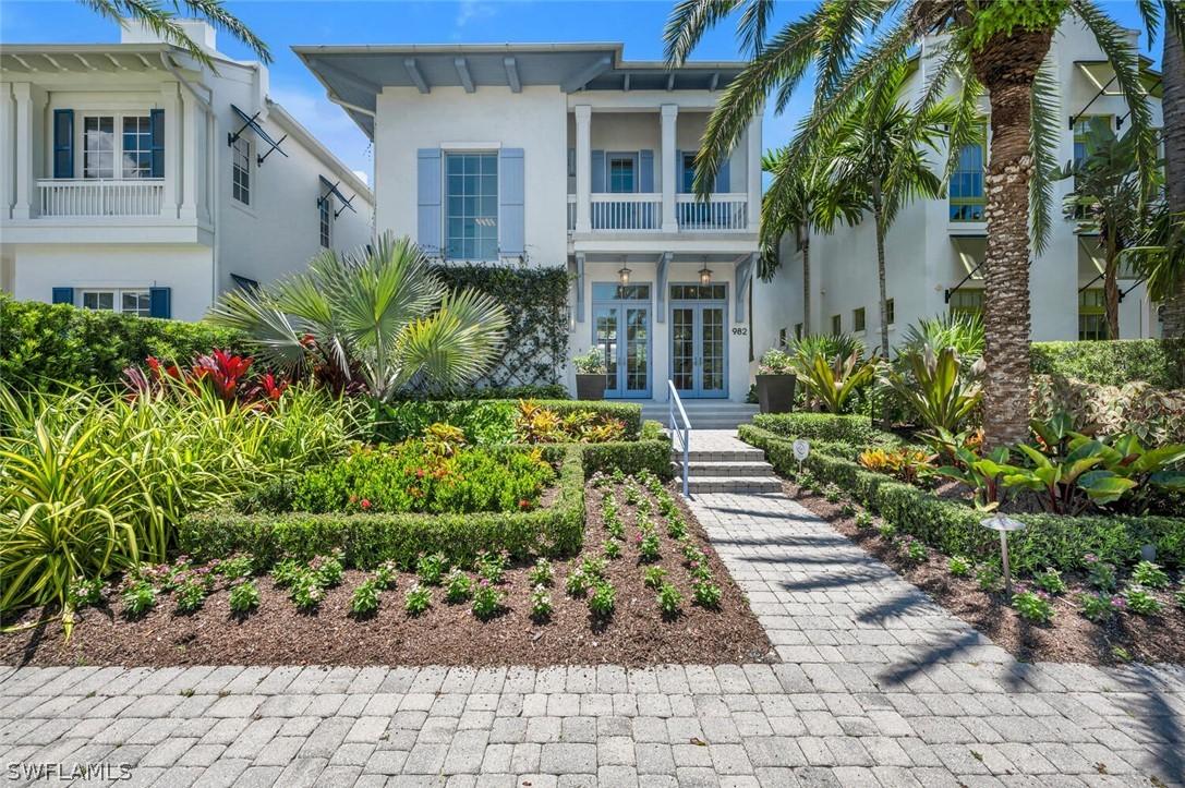 982 9th Ave., Naples, FL 34102