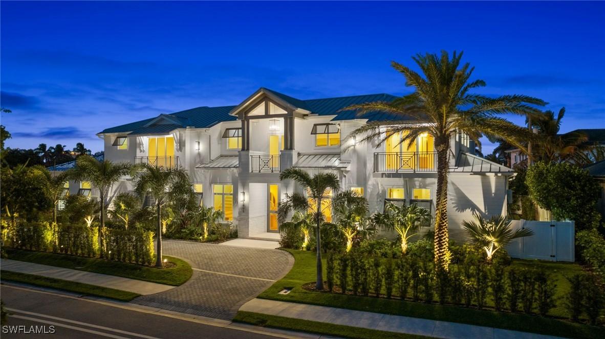 605 Harbour Dr., Naples, FL 34103