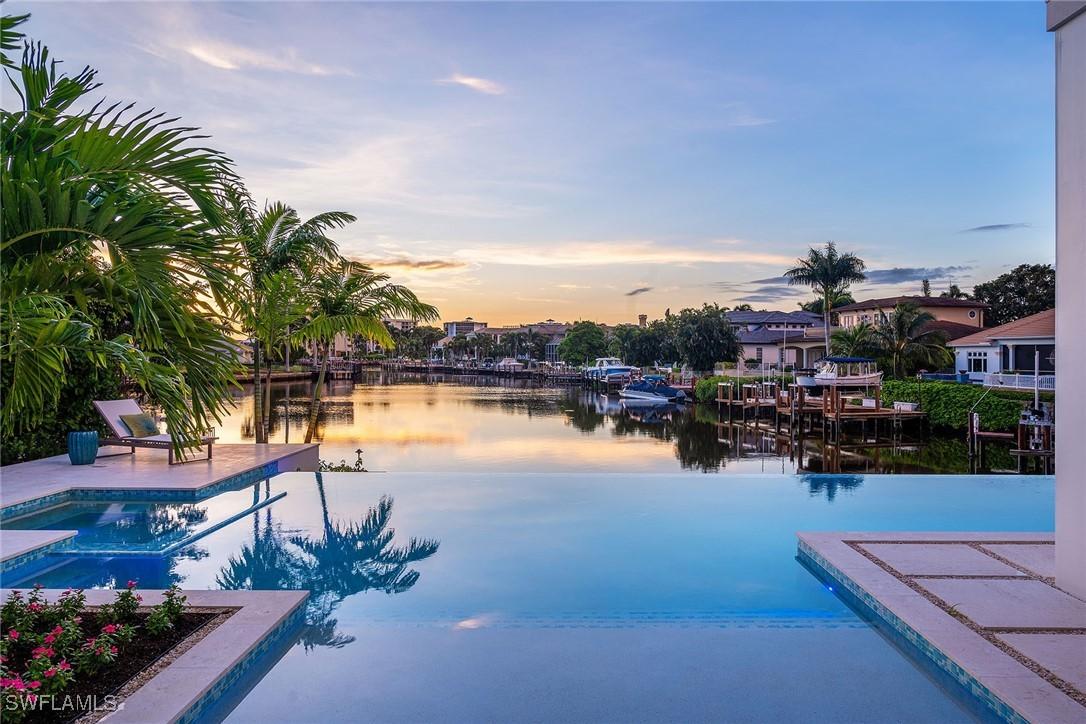 371 Hawser Ln., Naples, FL 34102