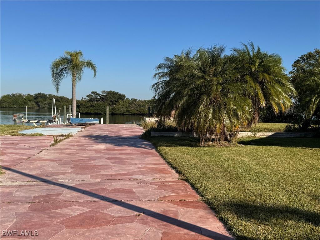 321 Shoreland Dr., Fort Myers, FL 33905