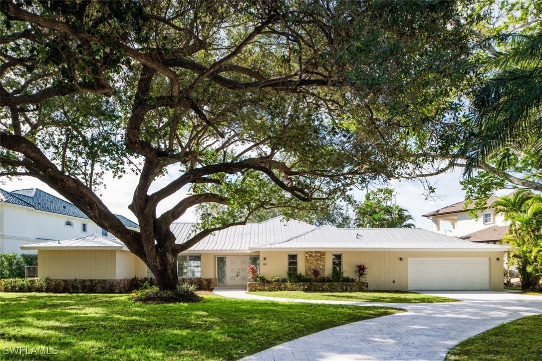 320 Bow Line Dr., Naples, FL 34103