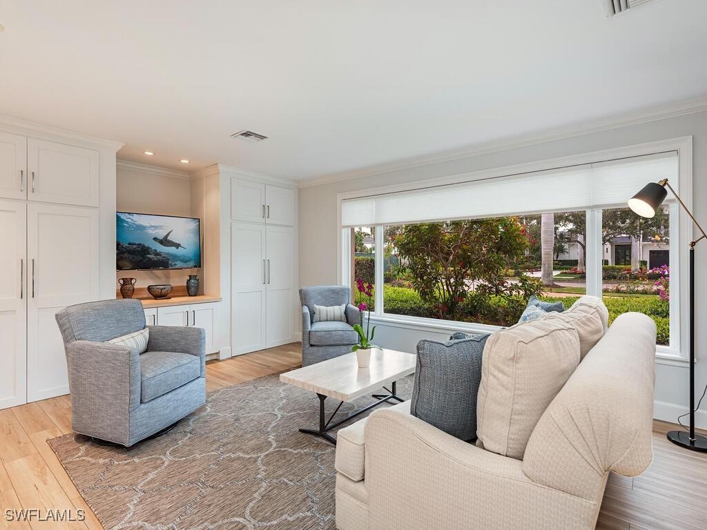 717 Park Shore Dr., Naples, FL 34103