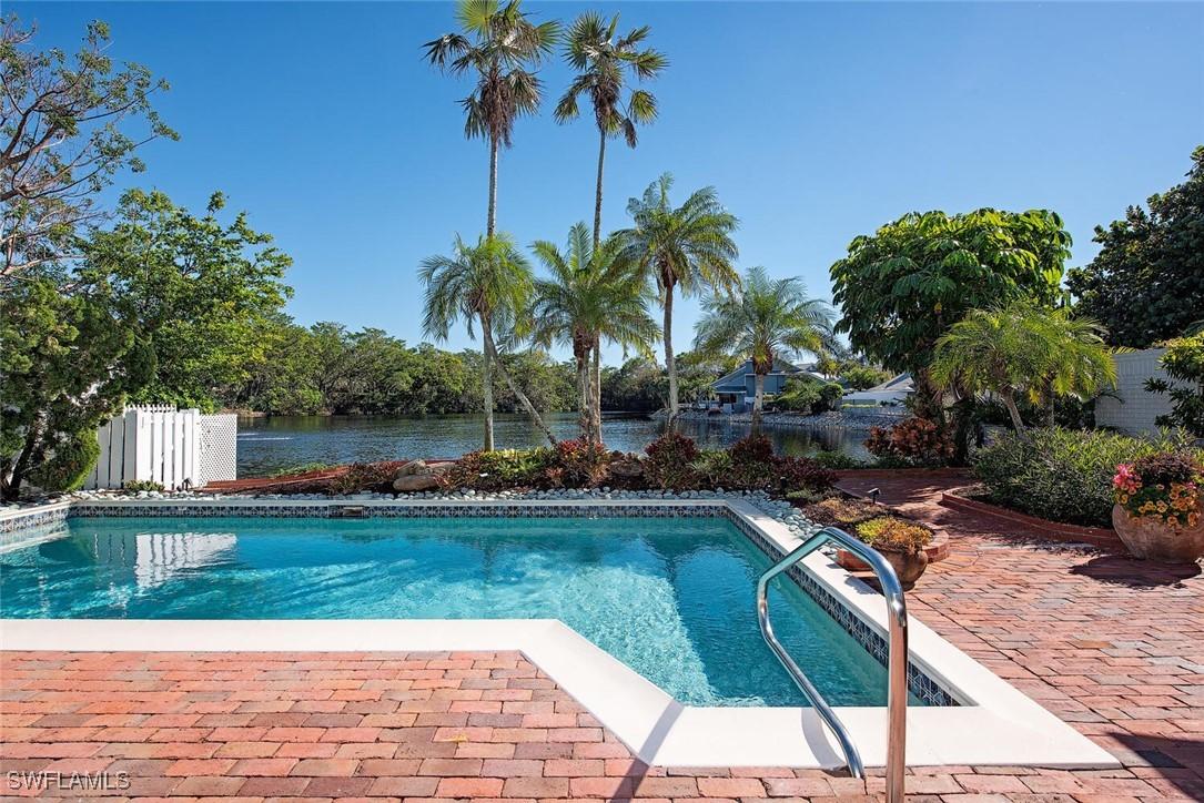 656 Bridgeway Ln., Naples, FL 34108