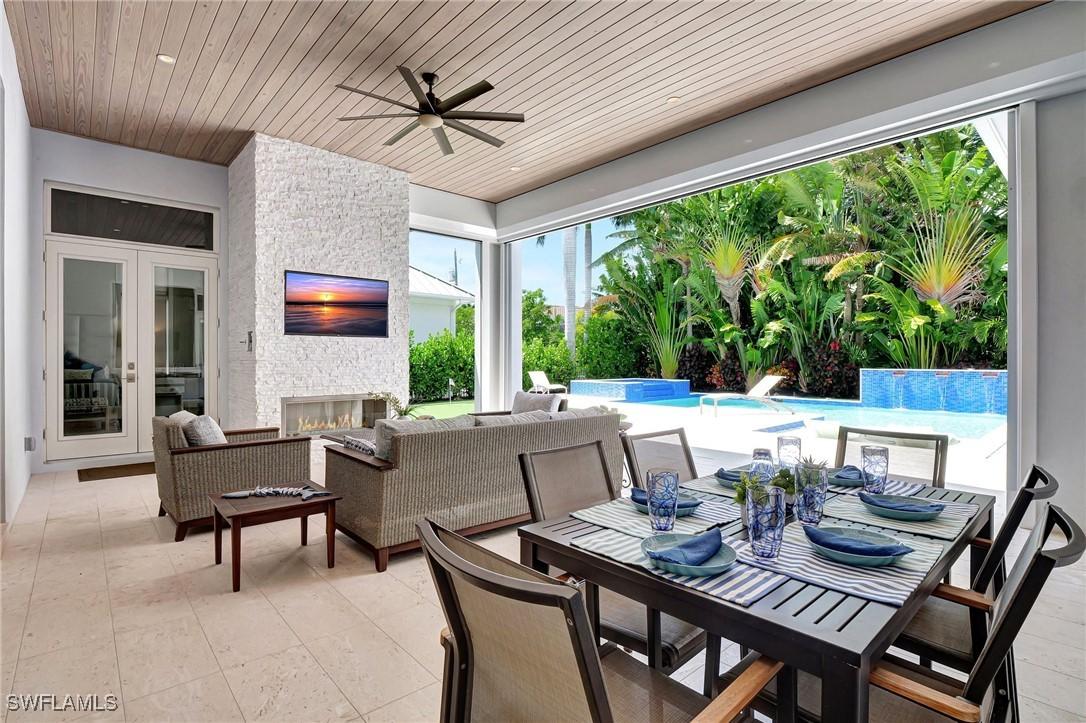 725 Harbour Dr., Naples, FL 34103