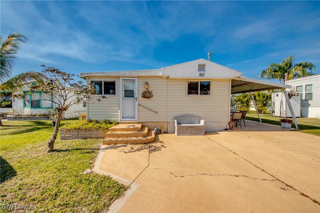 217 Lamplighter Ln., North Fort Myers, FL 33917