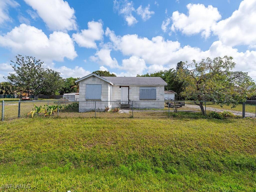 2439 Bayside St., Naples, FL 34112