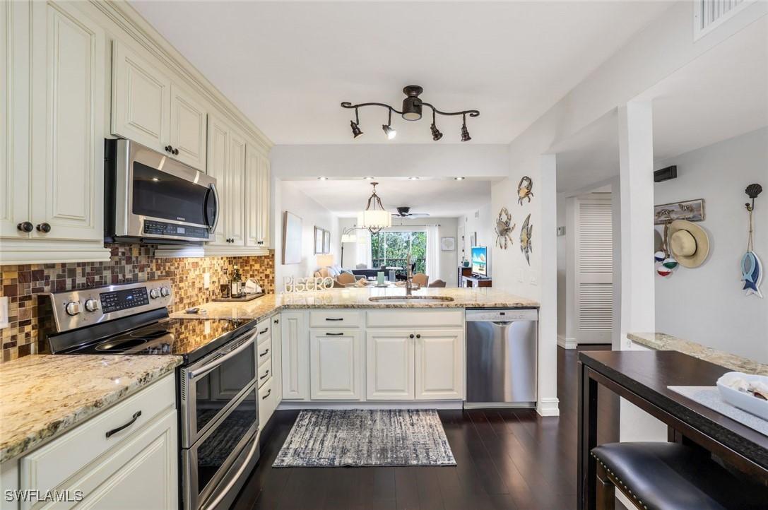 3061 Sandpiper Bay Cir. #J202, Naples, FL 34112