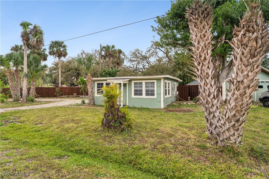 230 Kingston Dr., Fort Myers, FL 33905