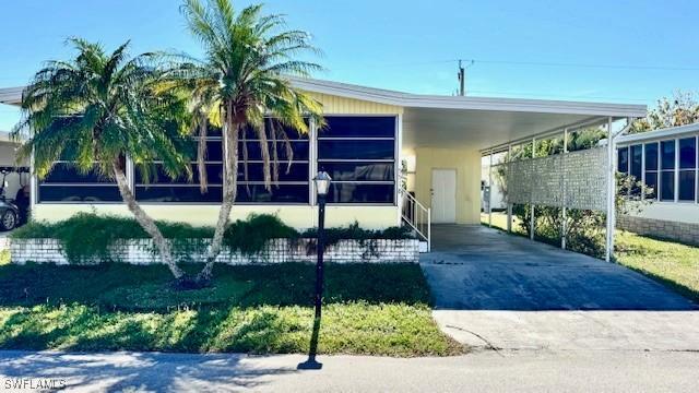 5518 Miles Standish Ln., North Fort Myers, FL 33917