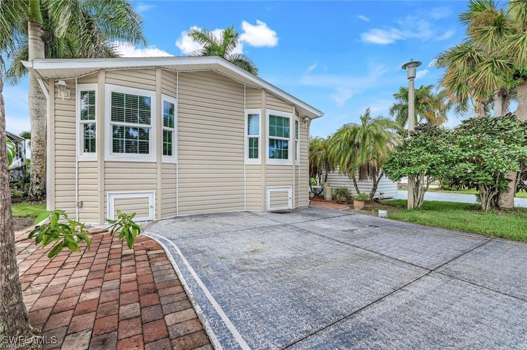 1015 Diamond Lake Cir., Naples, FL 34114