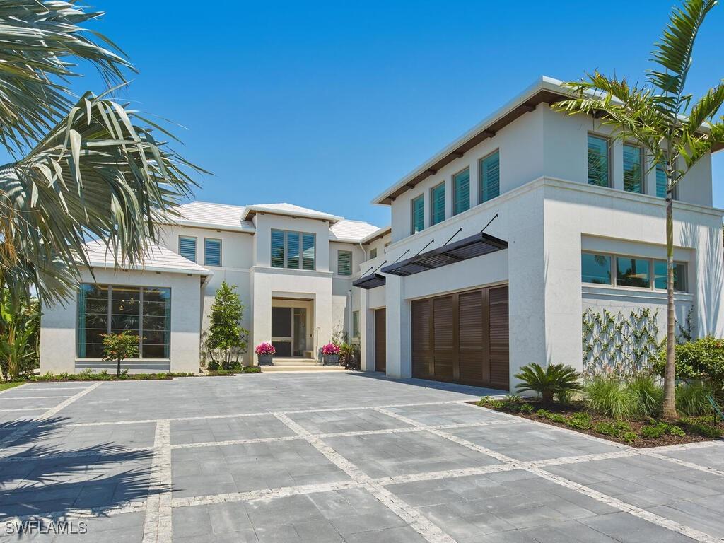 3233 Gin Ln., Naples, FL 34102