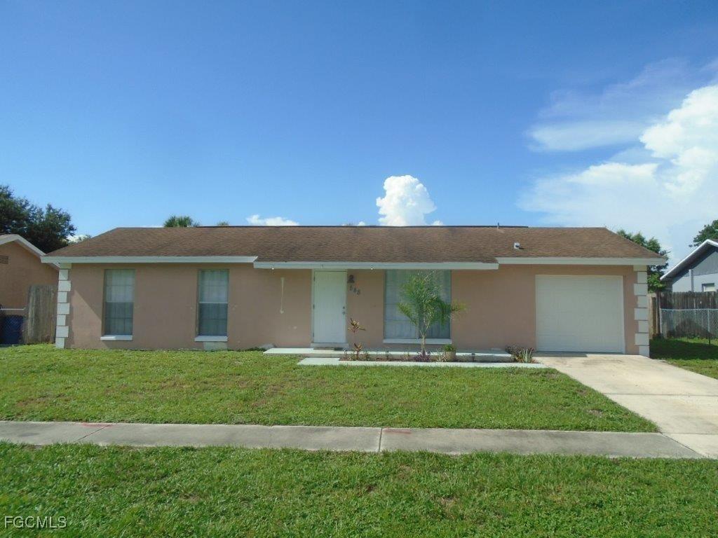888 Ridgeway Dr., North Fort Myers, FL 33903