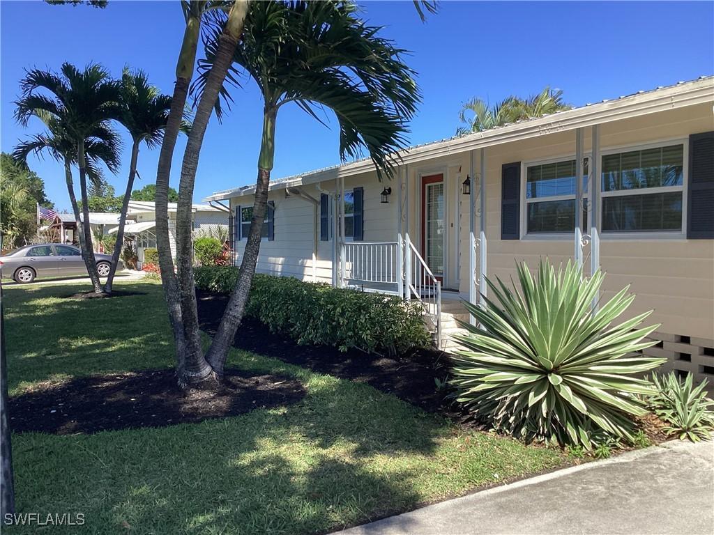 4 Chateau Way, Naples, FL 34112