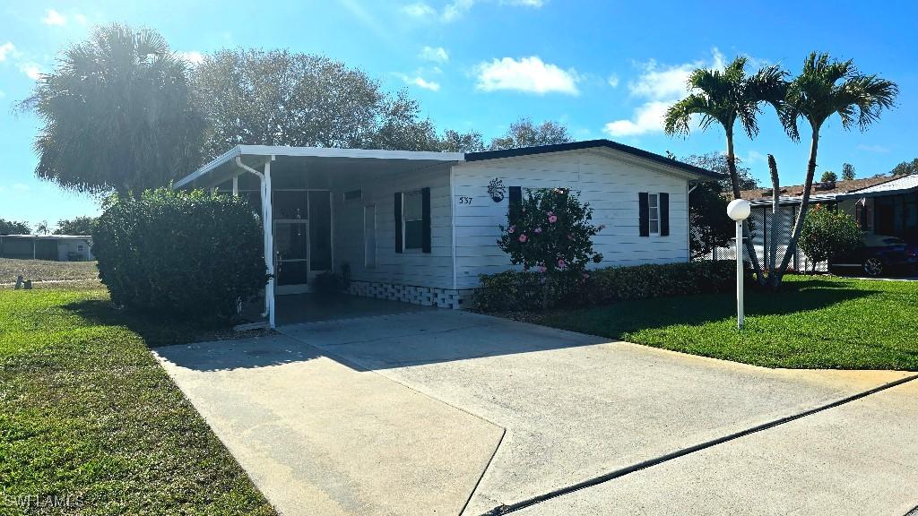 537 Charlemagne Blvd., Naples, FL 34112