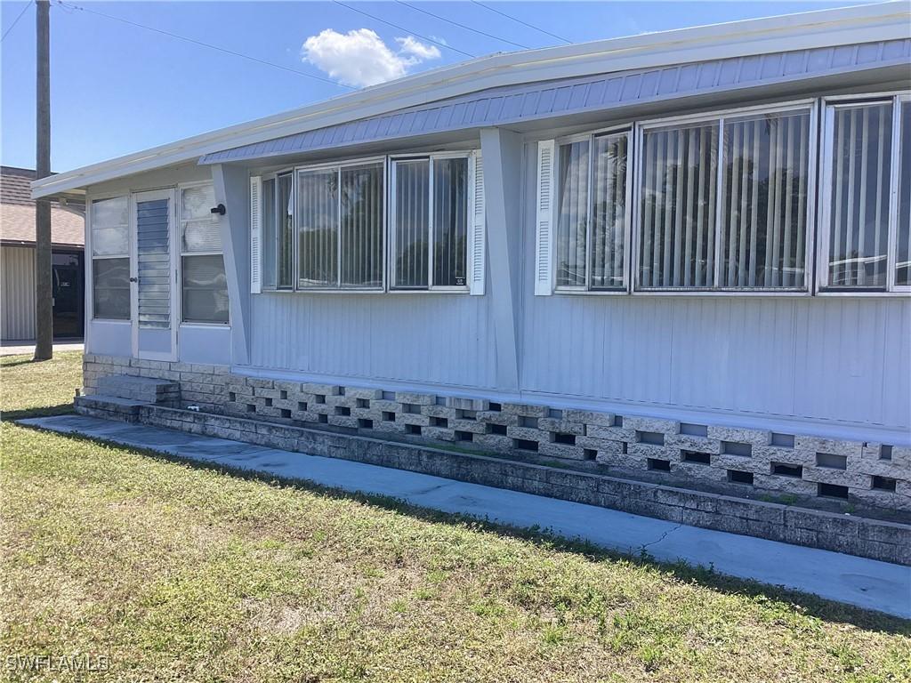 521 Charlemagne Blvd., Naples, FL 34112