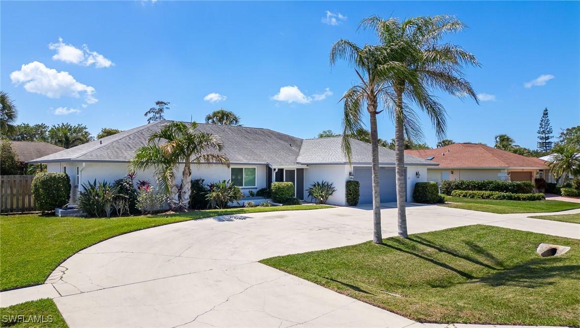 2360 Outrigger Ln., Naples, FL 34104