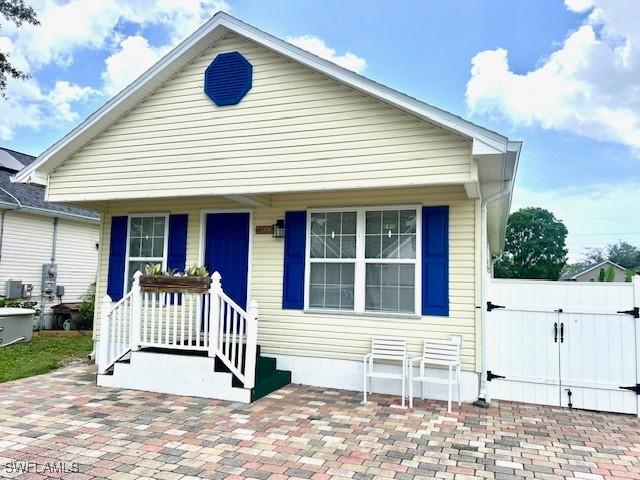 402 Leawood Cir., Naples, FL 34104