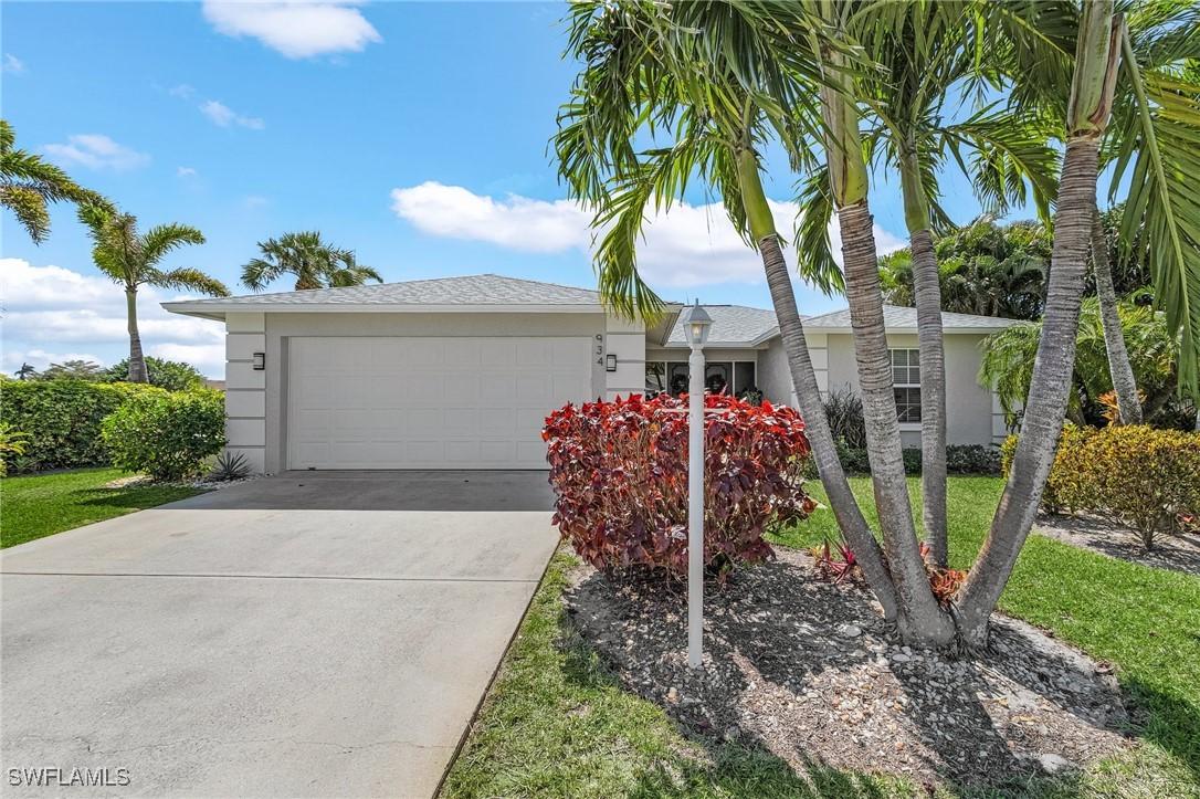 934 Charlemagne Blvd., Naples, FL 34112