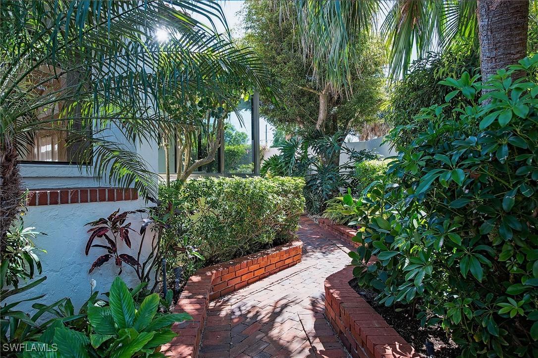 532 Bay Villas Ln., Naples, FL 34108