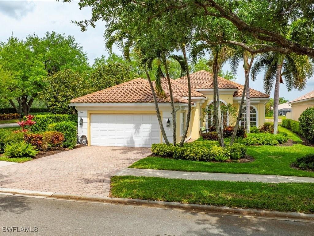 5401 Freeport Ln., Naples, FL 34119