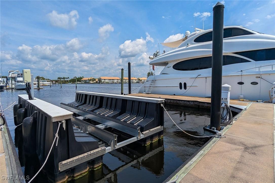 525 Newport Dr., Naples, FL 34114