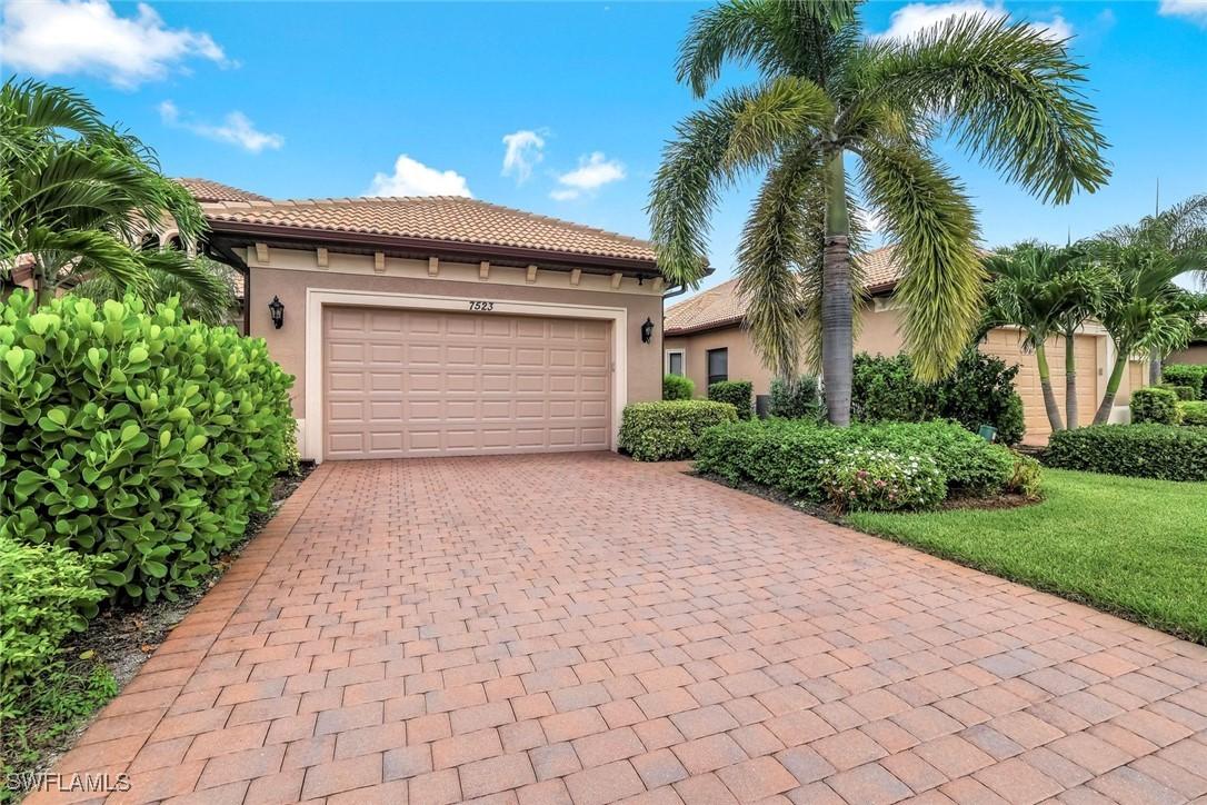 7523 Moorgate Point Way, Naples, FL 34113