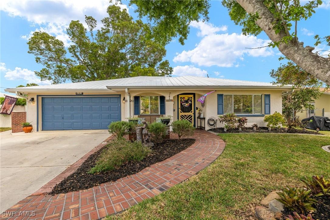 855 Entrada Dr., Fort Myers, FL 33919