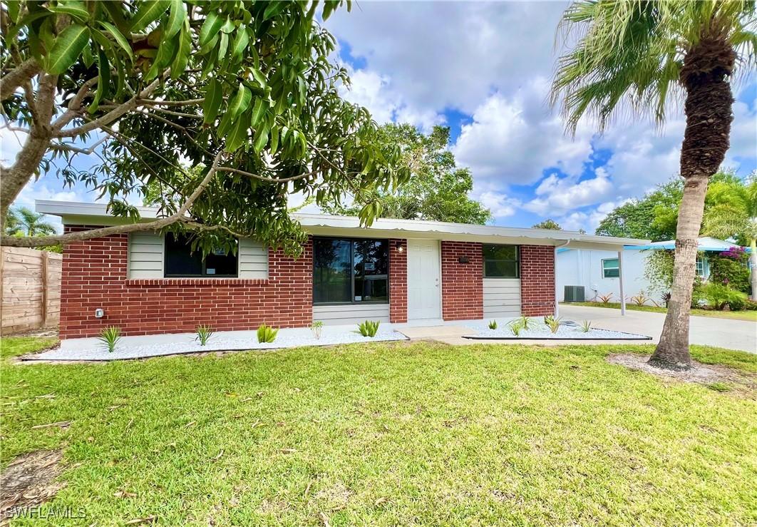 2123 Harbor Ln., Naples, FL 34104