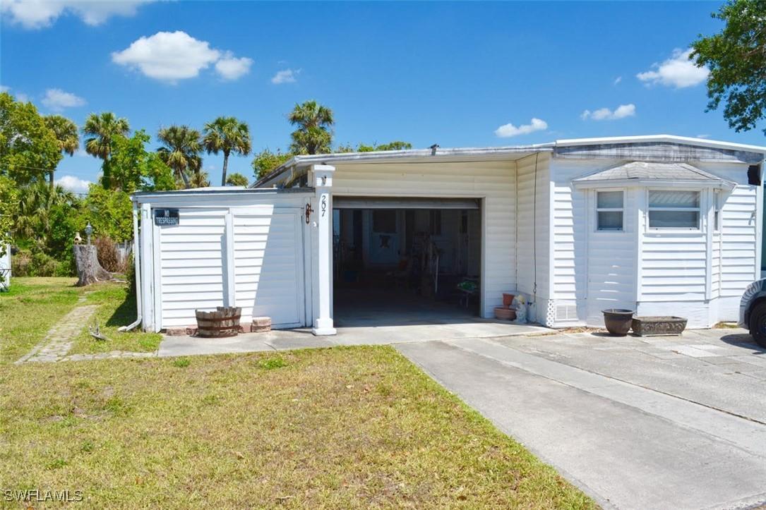 207 Lantern Ln., North Fort Myers, FL 33917