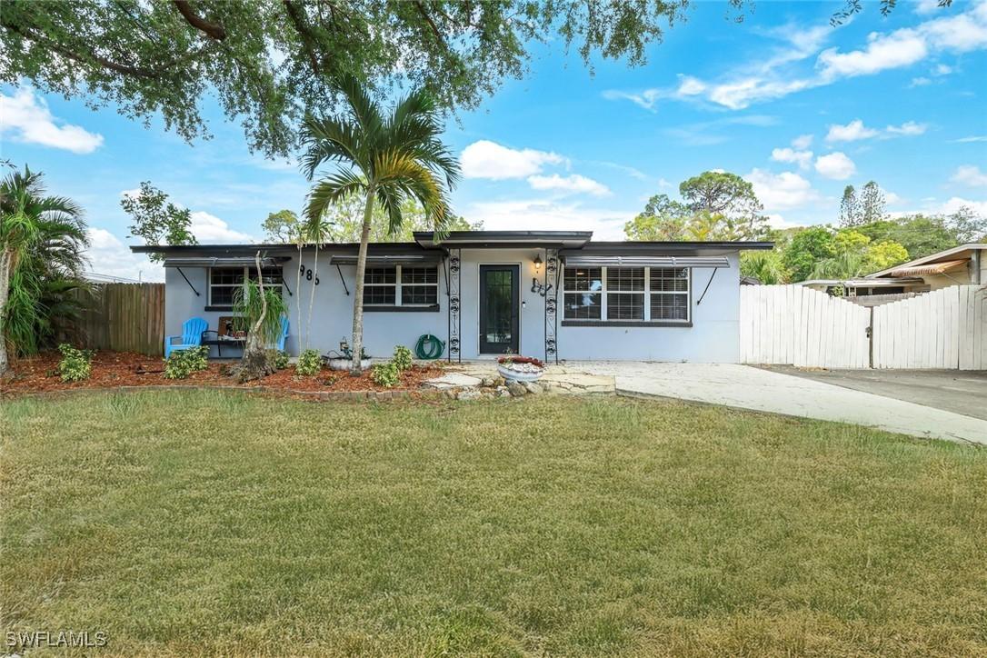 986 Coconut Cir., Naples, FL 34104