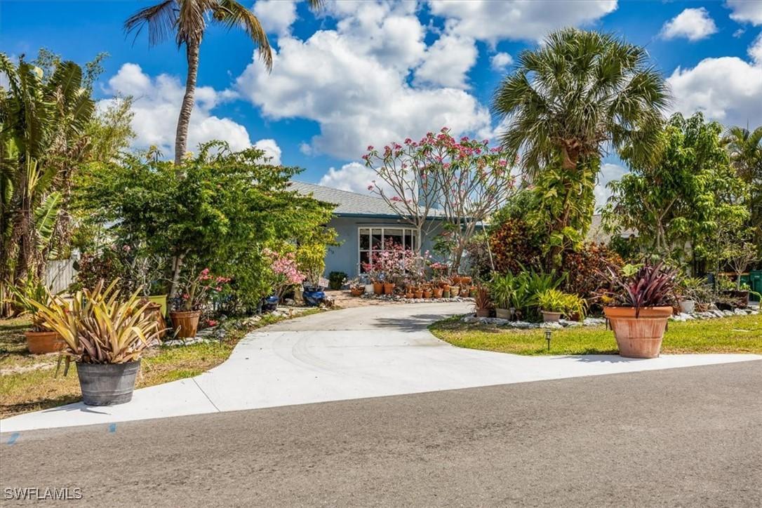 813 105th Ave., Naples, FL 34108