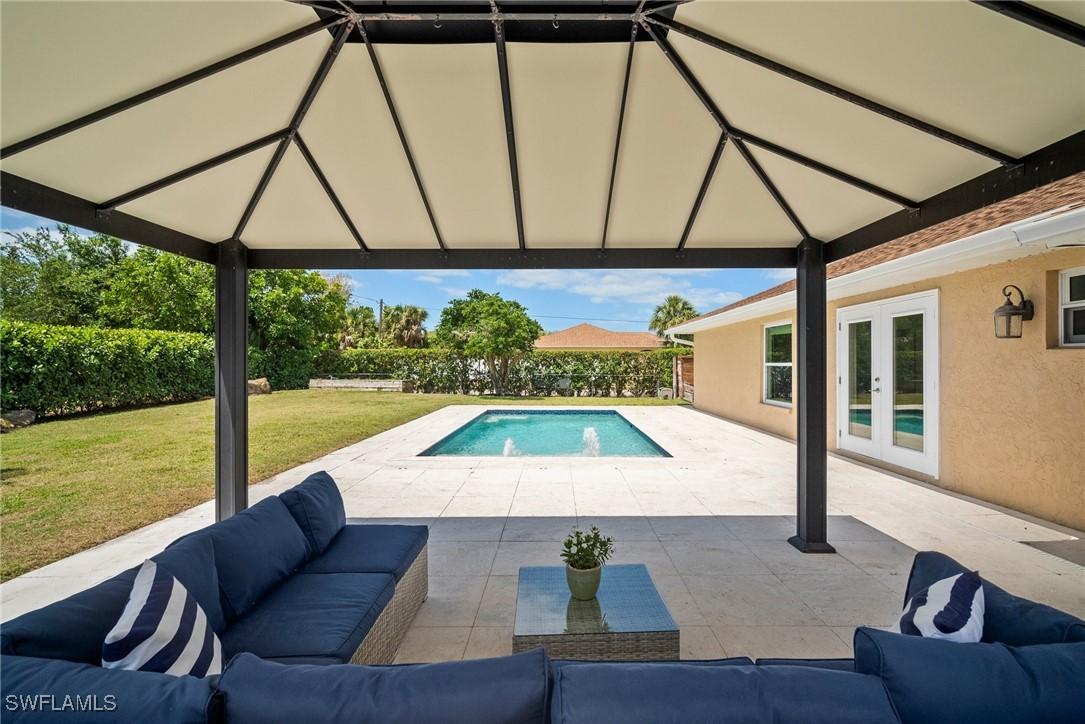 206 Willowick Dr., Naples, FL 34110