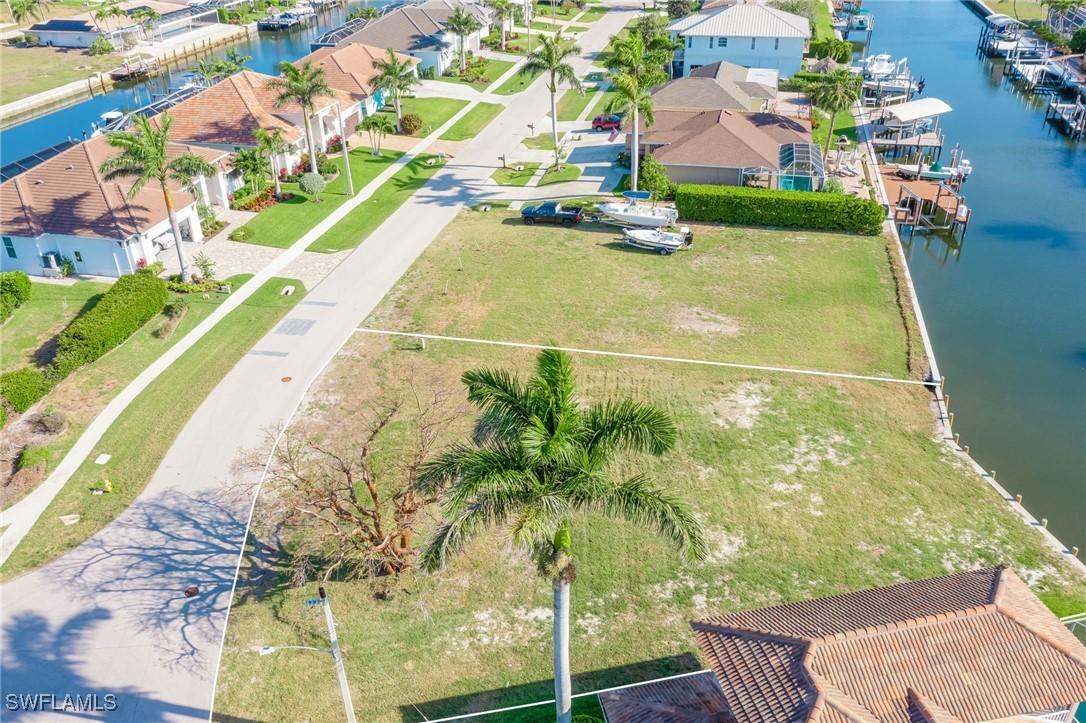 475 Barcelona Ct., Marco Island, FL 34145