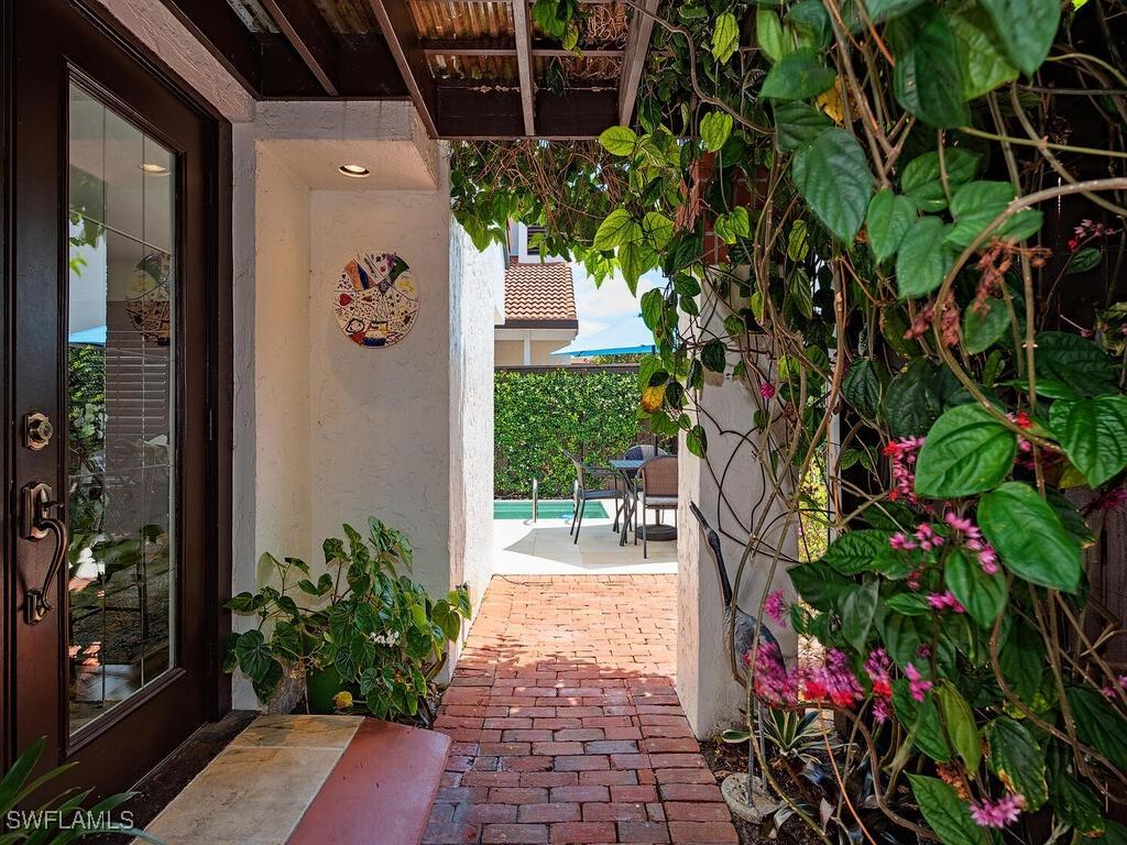 515 Bay Villas Ln., Naples, FL 34108