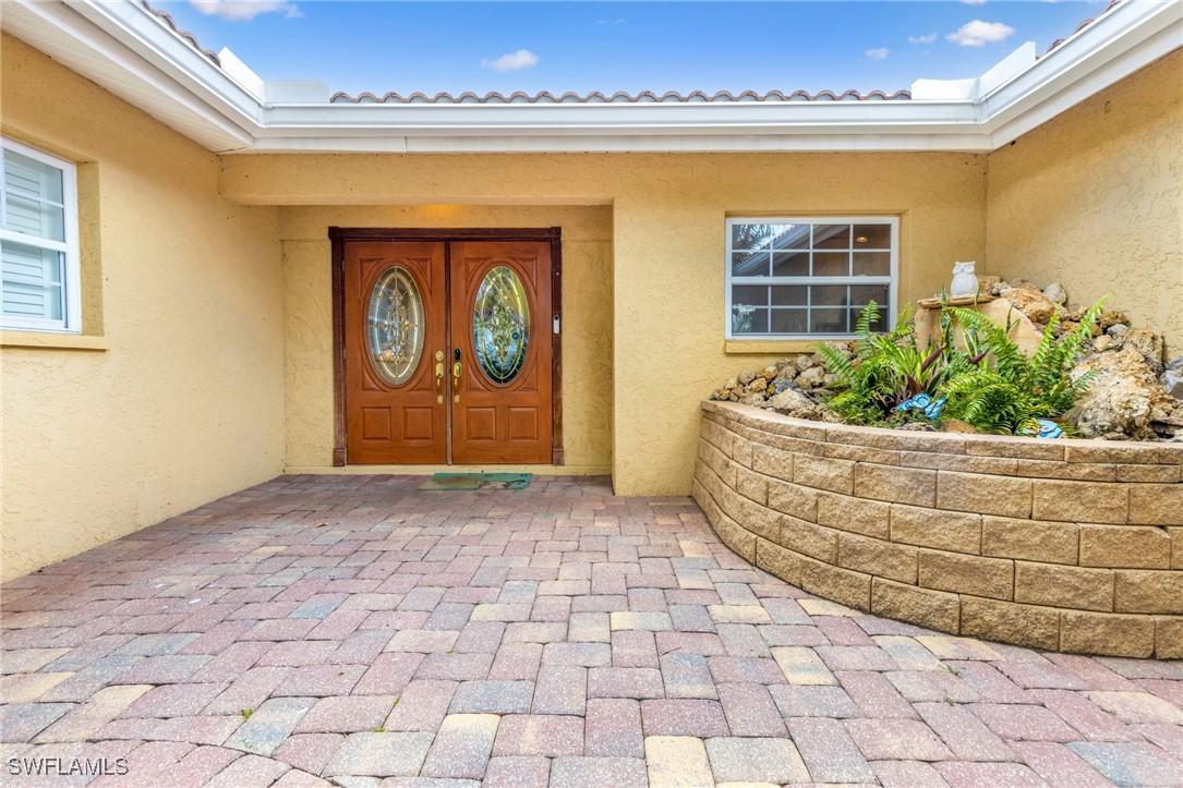 5122 Santa Rosa Ct., Cape Coral, FL 33904